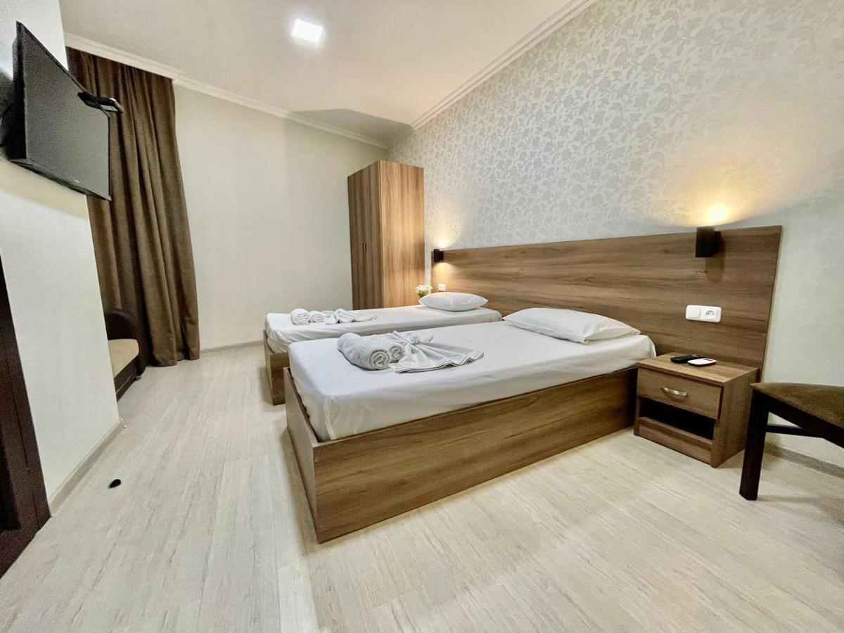 Merien Hotel Erivan Exterior foto