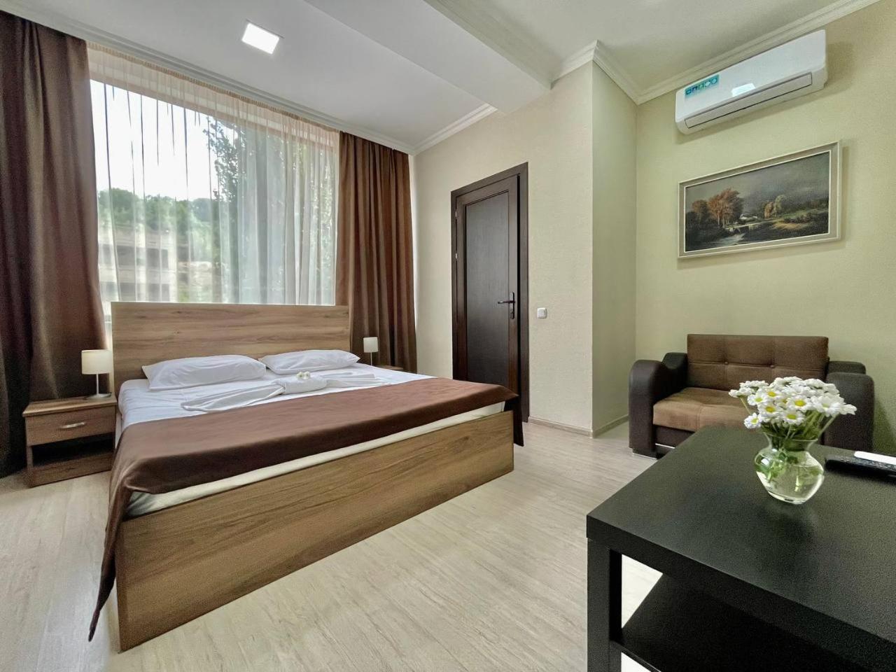 Merien Hotel Erivan Exterior foto